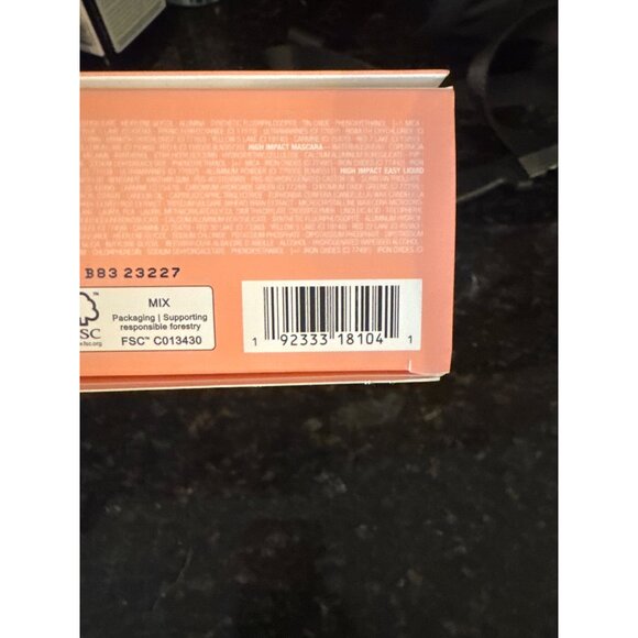 Clinique The Ultimate Makeup Set With Two Looks In One - Picture 3 of 3